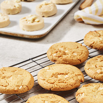 Picture of Chefs' Selections White Chocolate Chunk Cookie Pucks (90)